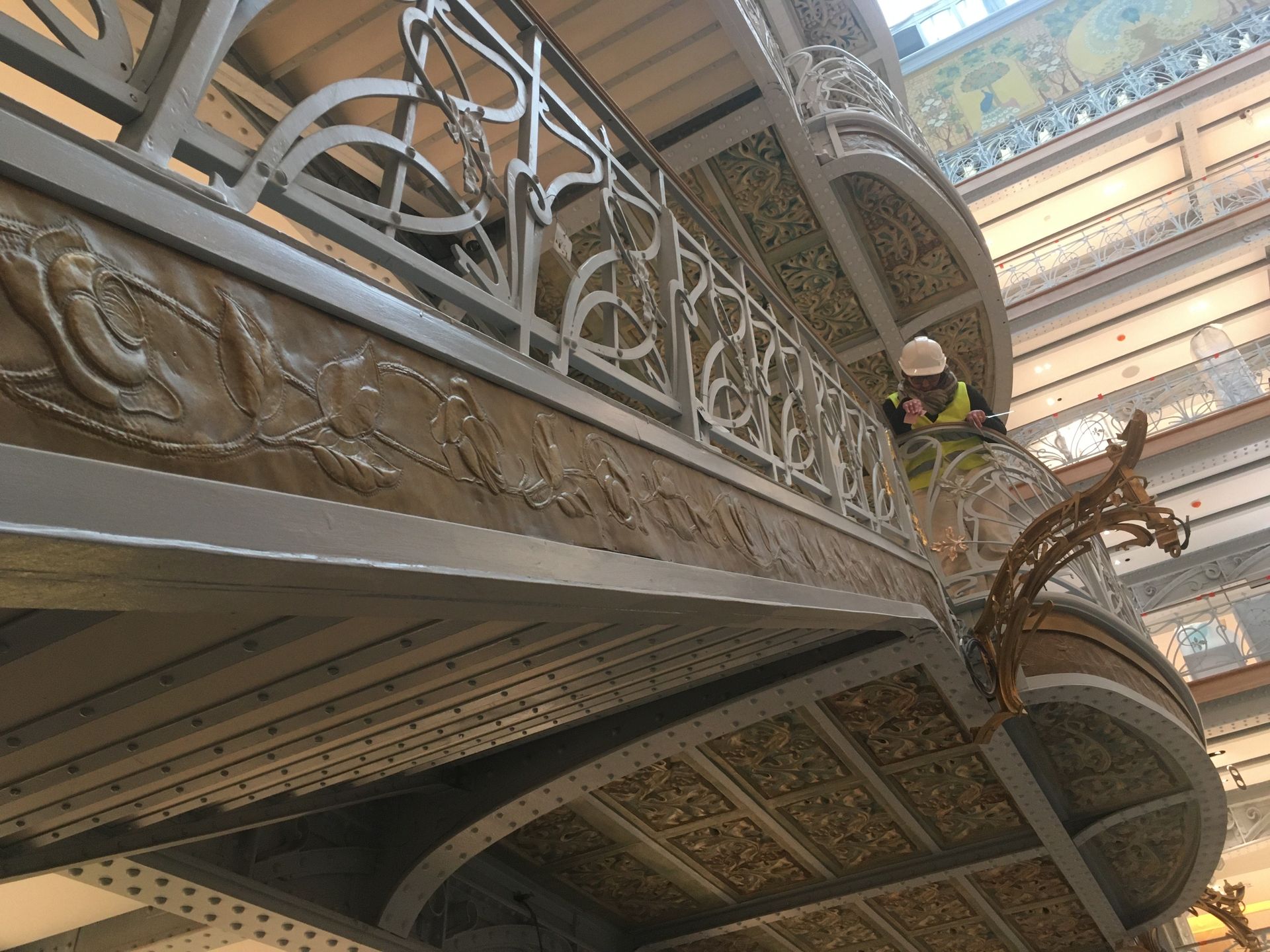 Pose de feuilles d'or Elqui-Films-production-Video-restauration-Patrimoine-Samaritaine-Paris